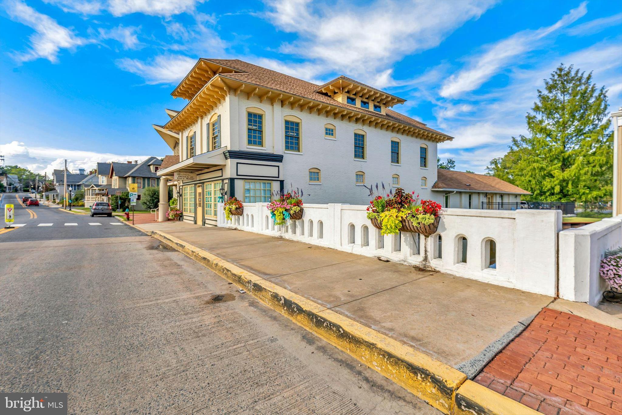 ADMIRALS QUARTERS - Residential