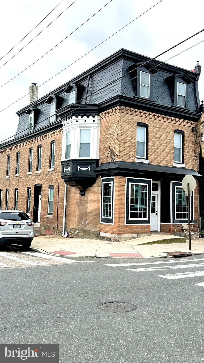 I have a highly desirable third-floor apartment available at 4200 Manayunk Ave., #3, for $1,475 a month.
This is a spacious 1 bedroom apartment with 2 full bathrooms and central air. The updated kitchen offers granite tops, a microwave, garbage disposal, gas range, and a deep sink. The apartment has great closet space and is full of light. The unit comes with private laundry and one parking space.
The apartment is close to Main St., and Kelly Drive which is ideal for biking/running, and commuting to the city. The landlord and management are very responsive to repair requests, literally within hours. The location is ideal for Drexel University College of Medicine, Temple Med, PCOM, and Jefferson University.