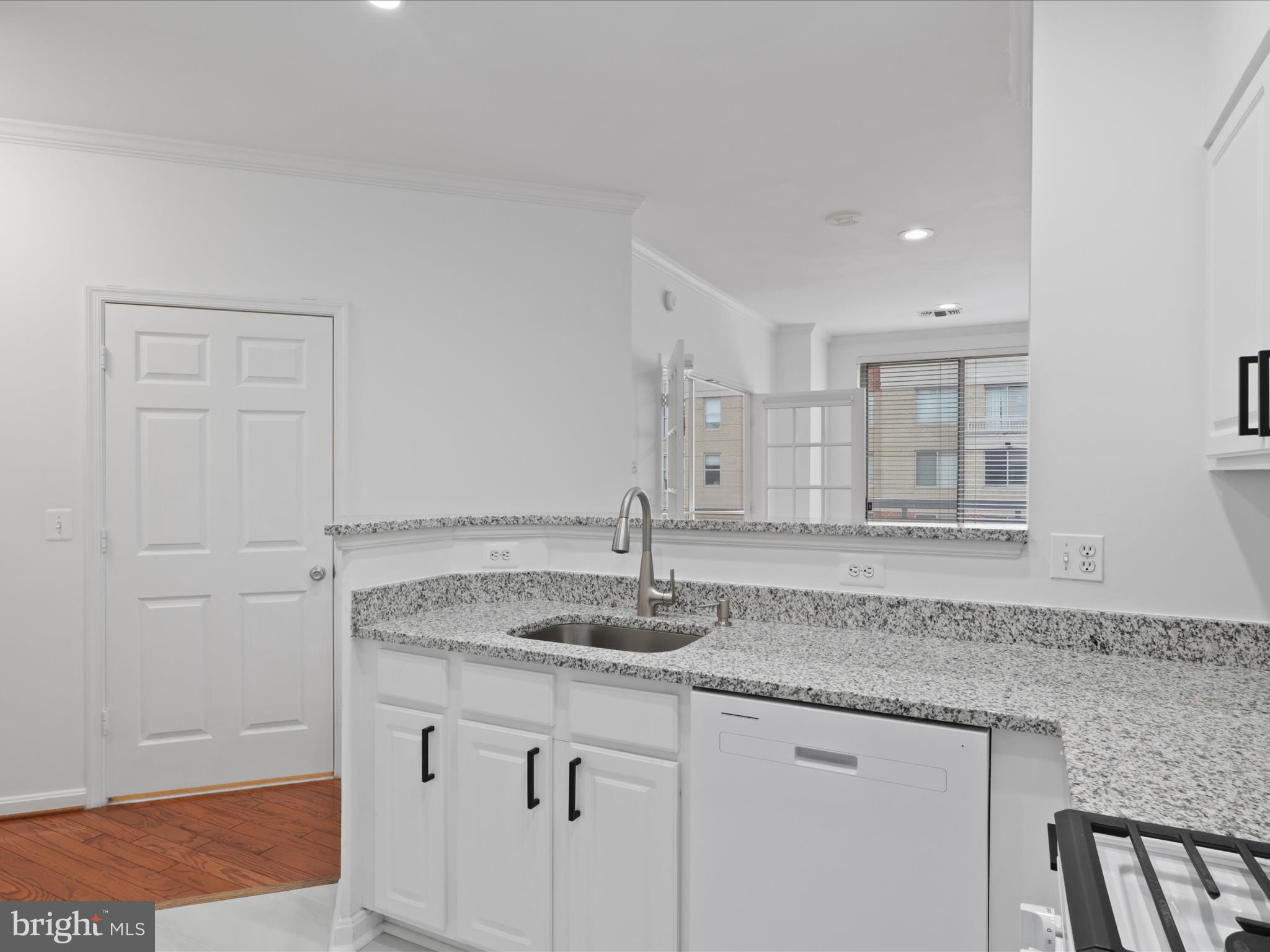 LEXINGTON SQUARE - Residential Lease