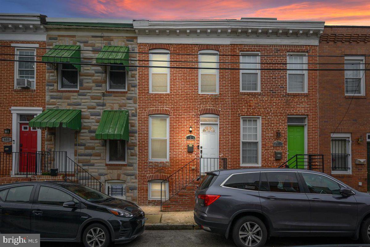 BEAUTIFUL MOVE IN READY COMPLETE RENOVATED HOME OFFERING A HUGE ROOF TOP DECK WITH AN AWESOME VIEW! 3 BEDROOM AND 2.5 BATHS. HALF BATH ON MAIN LEVEL. GORGEOUS CUSTOM KITCHEN WITH STAINLESS APPLIANCES AND GAS COOKING. HARDWOOD FLOORING THRU-OUT WITH CARPETING IN BEDROOMS. ONE WAY STREET CLOSE TO DOWNTOWN, STADIUMS, CASINO, INNER HARBOR, UMAB AND MORE! FINISHED BASEMENT WITH BEDROOM. THIS HOME HAS BEEN WELL CARED FOR AND IS READY FOR IMMEDIATE OCCUPANCY. DON'T MISS THIS ONE!
