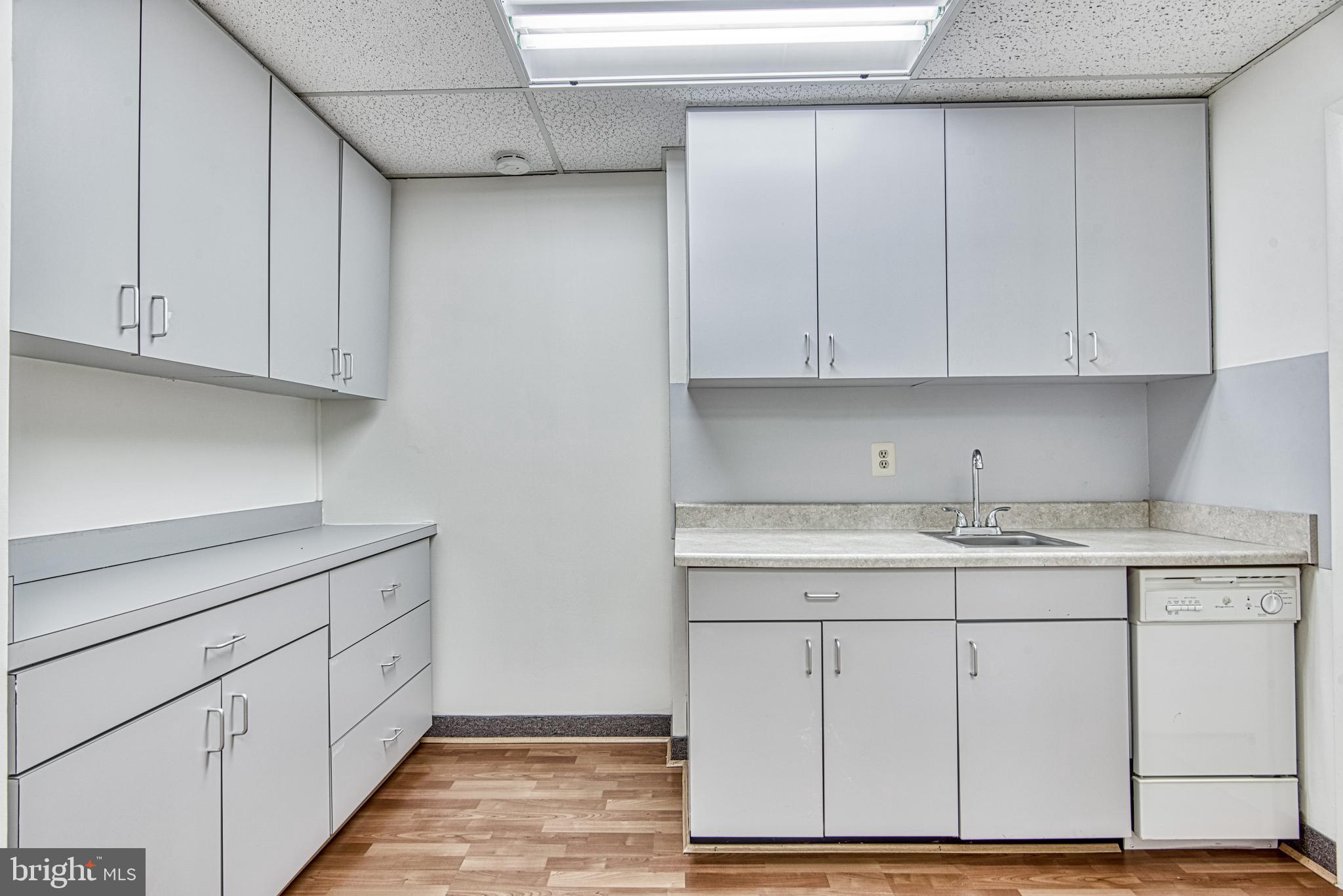 BRISTOW CENTER - Commercial Lease