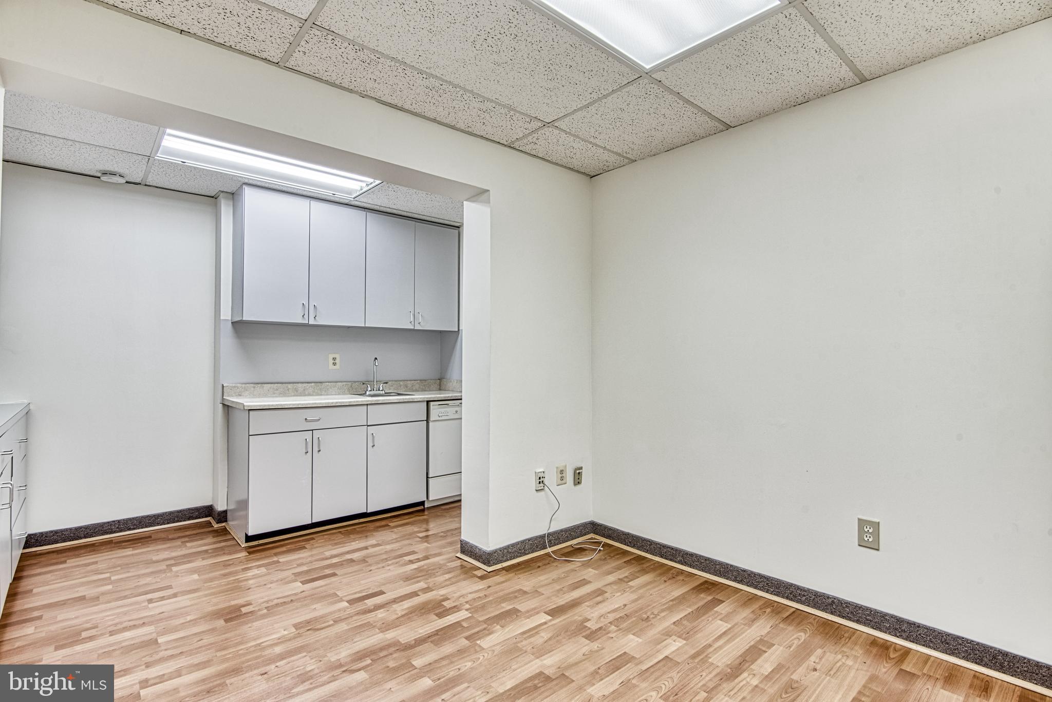 BRISTOW CENTER - Commercial Lease