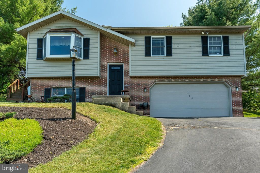 Photo of 620 W CHURCH RD, EPHRATA, PA 17522 (MLS # PALA2035488)