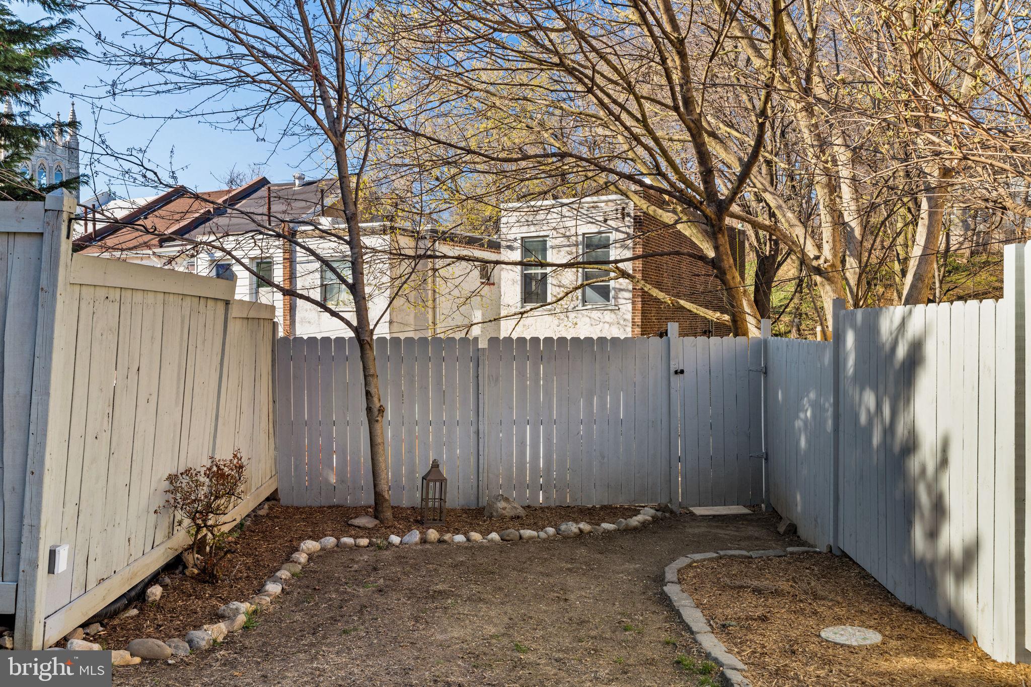 EAST FALLS - Residential