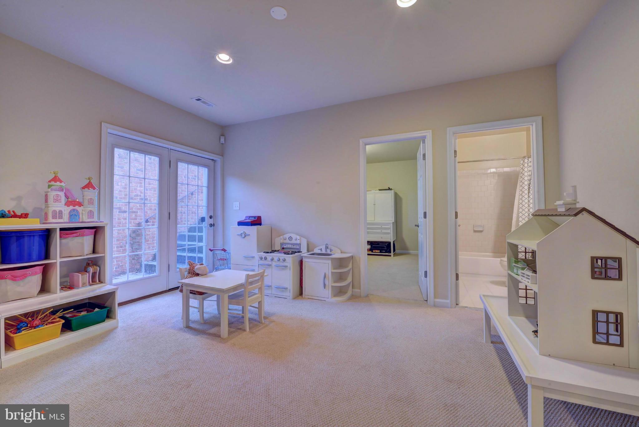 VIENNA ESTATES - Residential