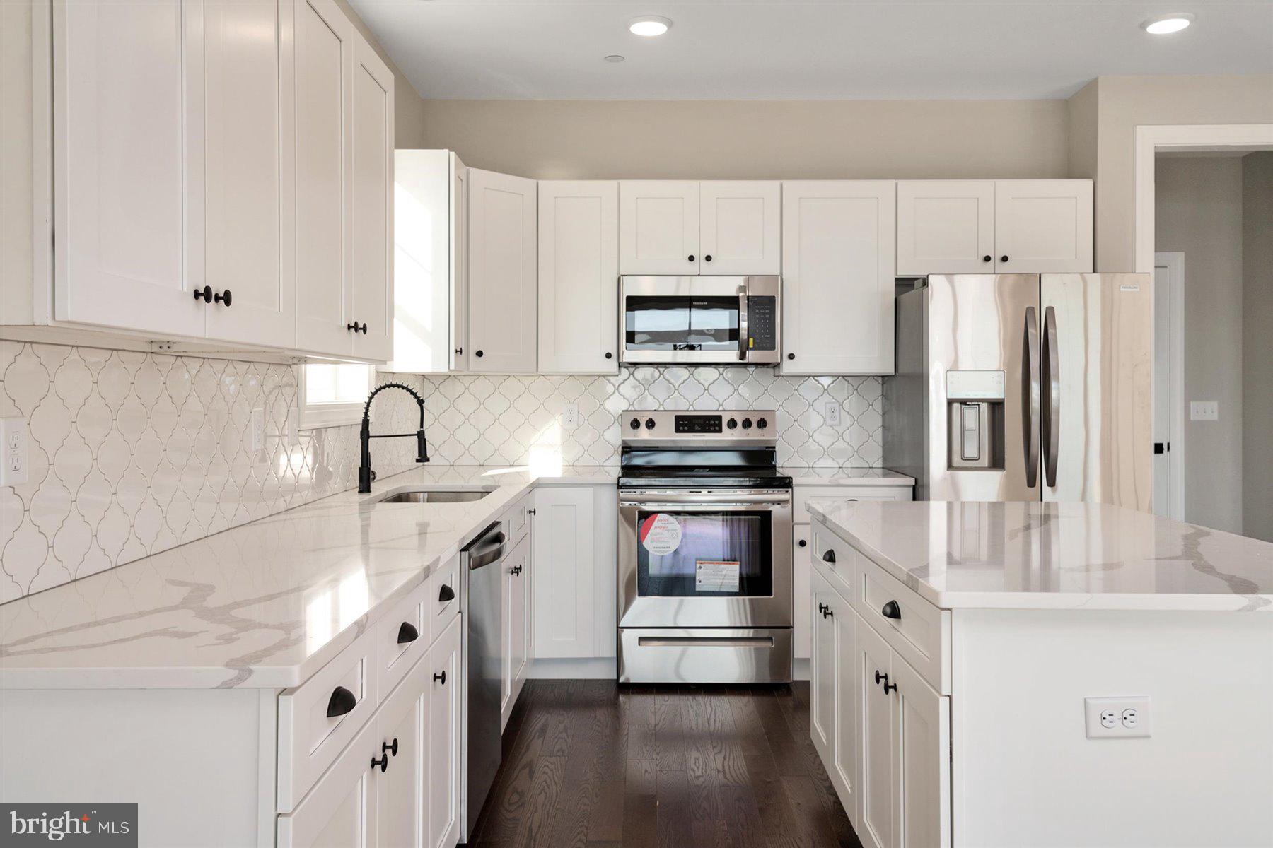 ROMANCOKE ON THE BAY - Residential