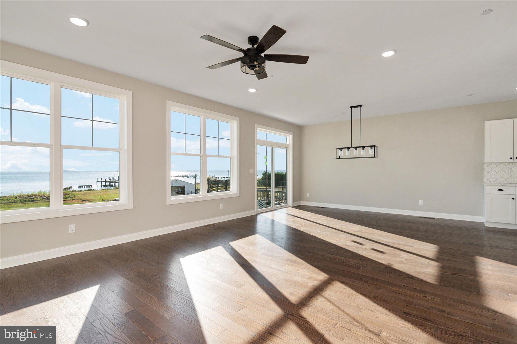 ROMANCOKE ON THE BAY - Residential