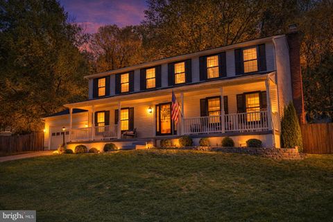 Photo of 15009 Woodglen Court, DUMFRIES, VA 22025 (MLS # VAPW2117524)
