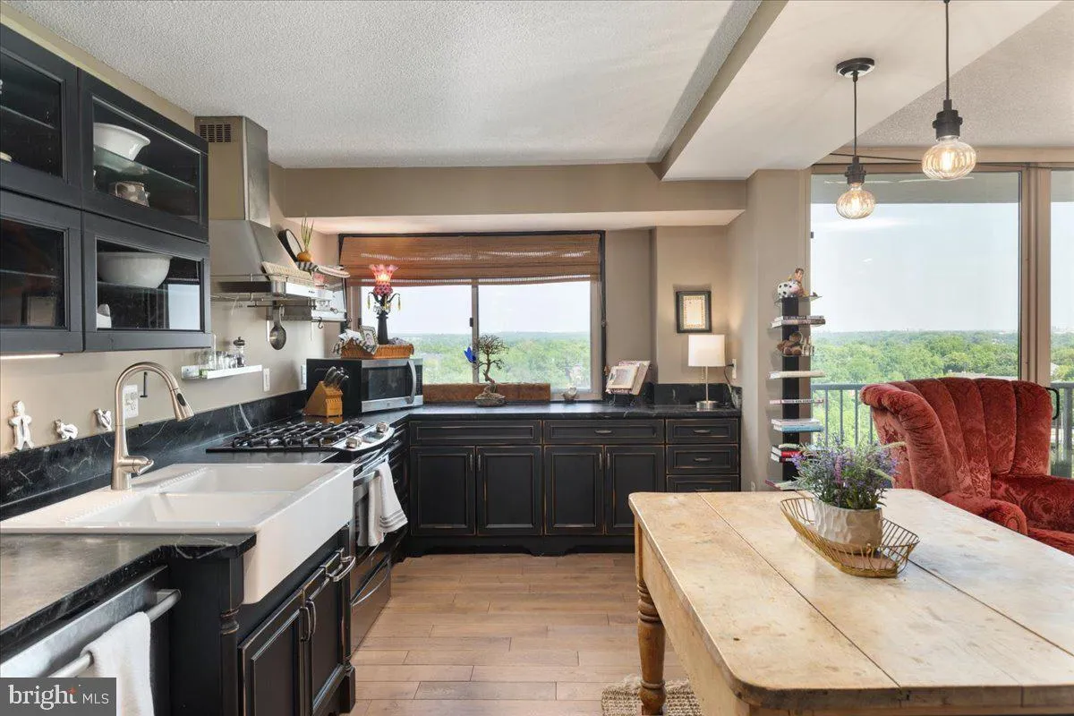 Alexandria, Virginia 22302, United States, 3 Bedrooms Bedrooms, ,2 BathroomsBathrooms,Residential,Contingent,124189