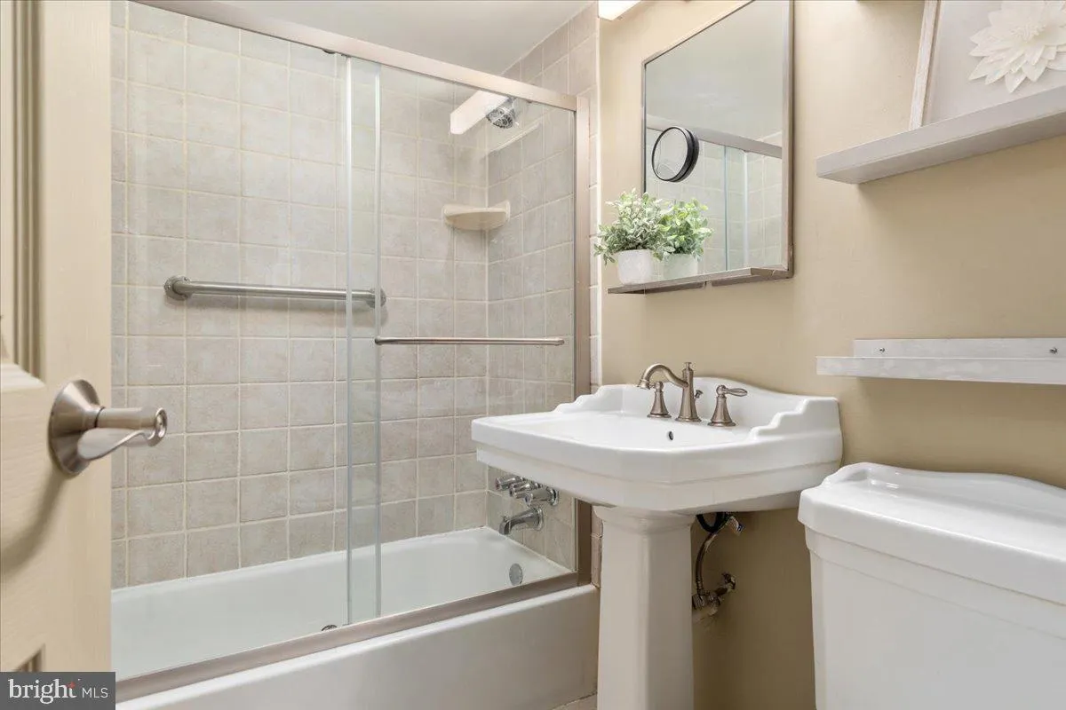 Alexandria, Virginia 22302, United States, 3 Bedrooms Bedrooms, ,2 BathroomsBathrooms,Residential,Contingent,124189