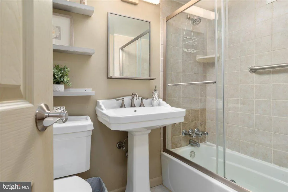 Alexandria, Virginia 22302, United States, 3 Bedrooms Bedrooms, ,2 BathroomsBathrooms,Residential,Contingent,124189