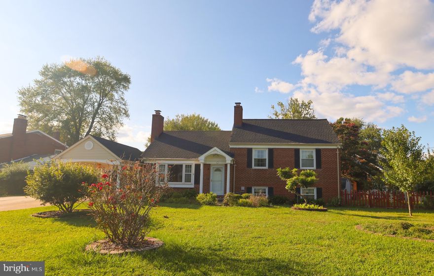 CORNER LOT BRICK HOME. RENOVATED KITCHEN WITH GRANITE COUNTER TOP. WOOD FLOOR IN LIVING RM. MSTR BEDRM EXPANDED WITH SKYLIGHTS INCORPORATING ONE OF THE BEDROOMS. WALK UP ATTIC STAIRS. GREAT LANDSCAPING WITH W/ MATURE HEDGES FRAME THE FENCED YARD. BEAUTIFUL FLOWERS. MINUTES TO I495 AND SHOPING CENTER