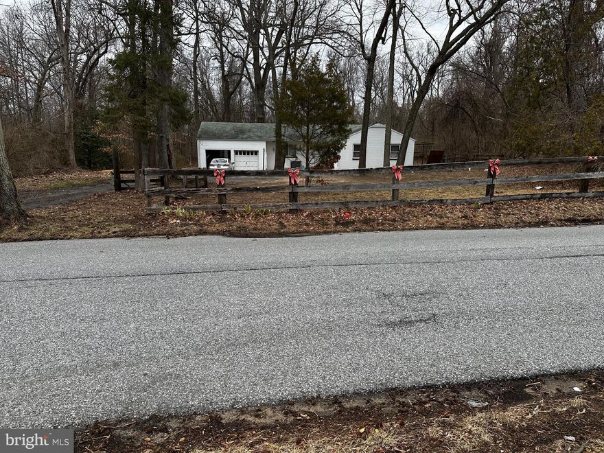 NICE HOUSE NEEDS UP DATING, QUIET RESIDENTIAL RURAL AREA, WITH 4 ACRES, OF LAND , ROOM  TO EXPAND  POSSIBLE MULTI -FAMILY DEVELOMENT SUBJEST TO COUNTY BUILDING CODES


PROPERTY IS BEING SOLD AS IS, PROPERTY NEEDS SOME CLEARING, INVESTMENT PROPERTY