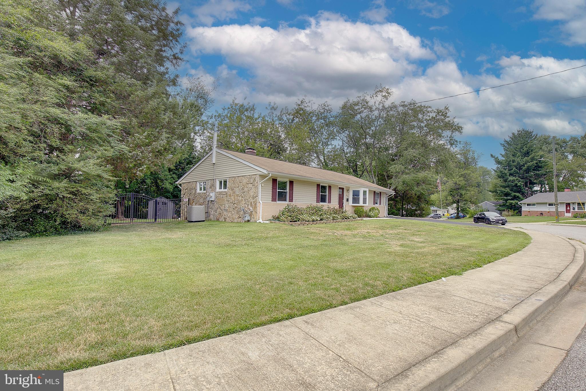 516 QUEEN ANNE AVENUE