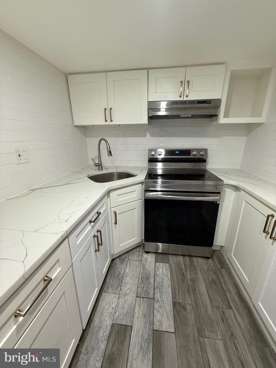 Newly renovated 2-bedroom rowhouse in Center City, Easy to show!!!