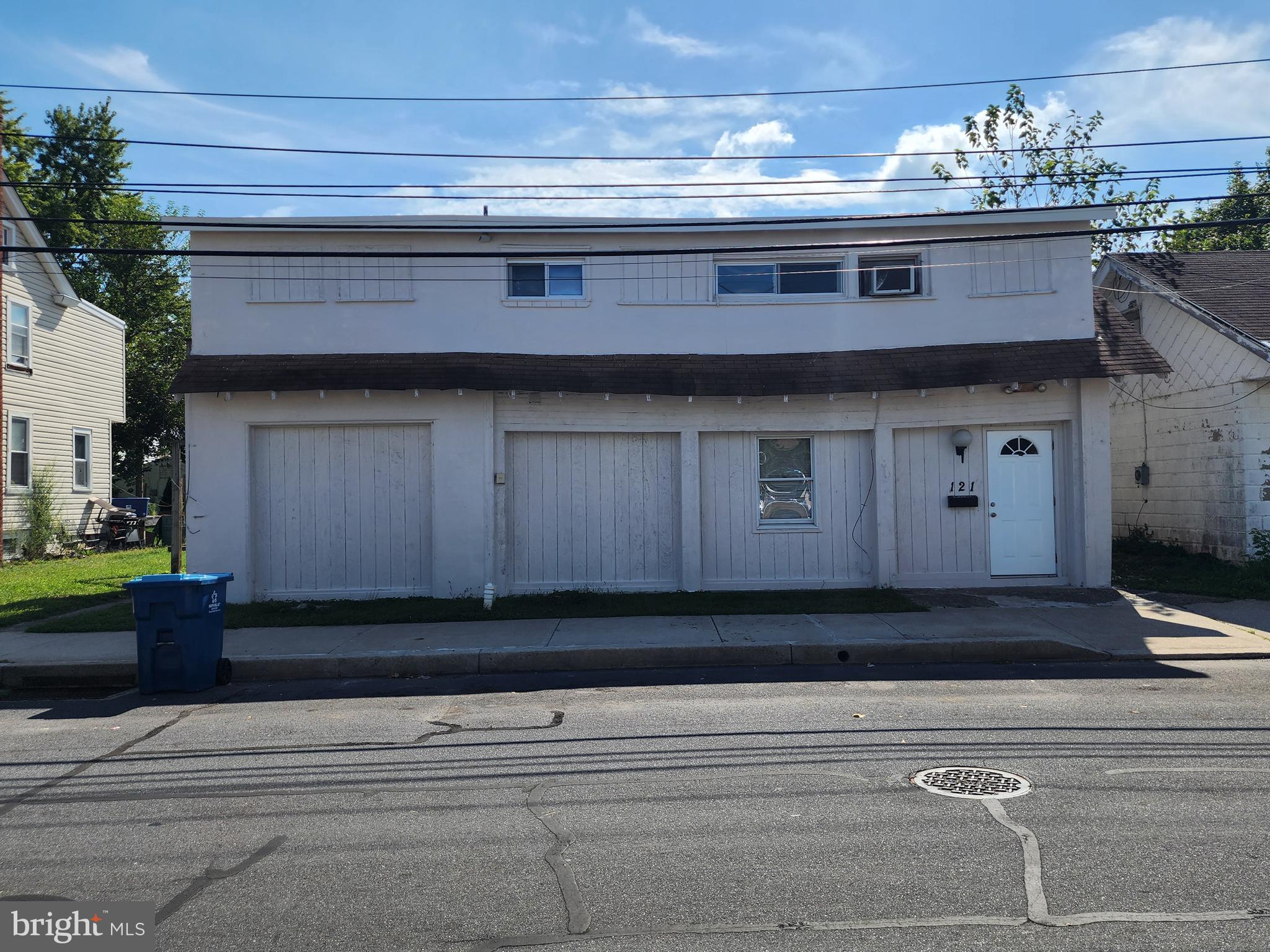 Main image without alt text