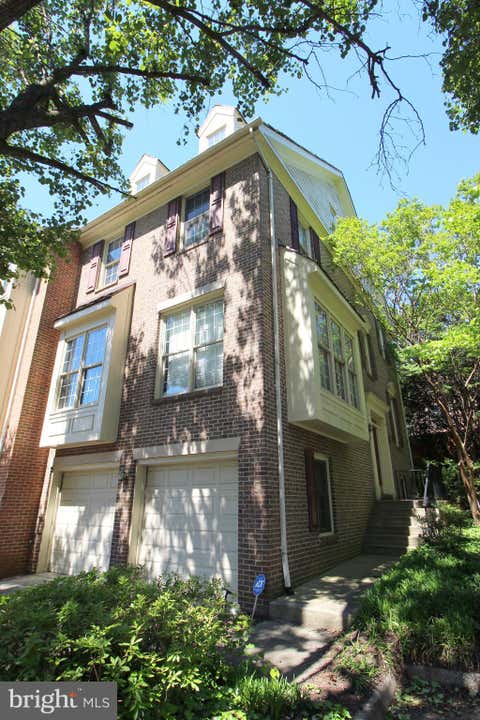 Townhouse For Rent - 6032 Kelsey Court<br/> FALLS CHURCH, VA 22044