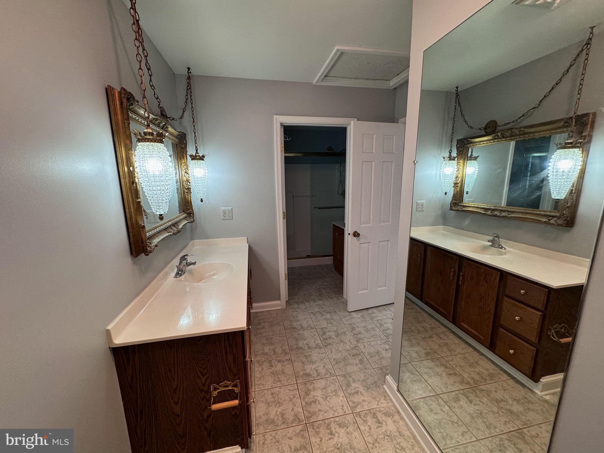 NEAR CLIFTON - Residential Lease