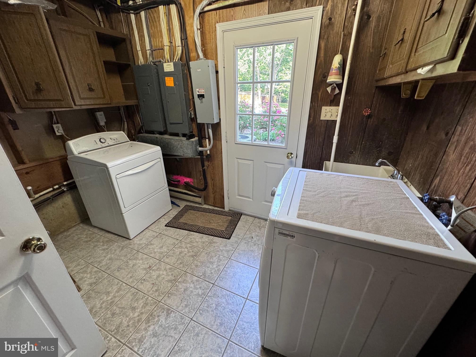 NEAR CLIFTON - Residential Lease