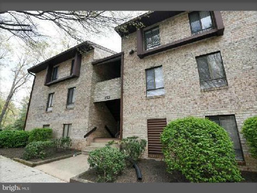 Spacious ! 2 BR 2 BA condo for rent in great location. Move in ready ! New paint and hardwood floors ,Ceramic Tiles in the kitchen and the entrance ,Very close to Shopping, Dinning,Metro , Buses, Schools, Trails, Pools, tennis courts, golf courses, Reston Town Center, Dulles airport, Toll Road and more.