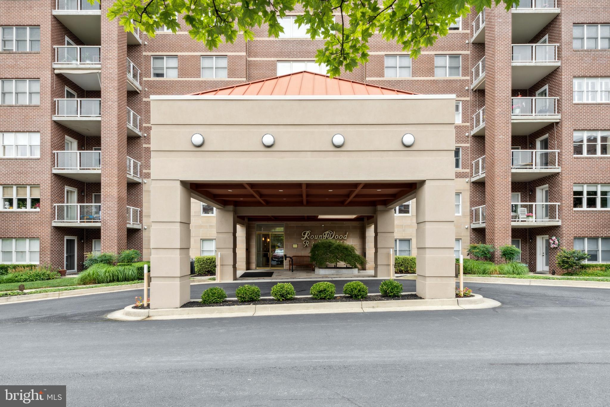 Beautiful 2BR/2BA & DEN condo with open floor plan, 1684 SqFt and GARAGE PARKING. Kitchen with 42” chestnut finished cabinets with under cabinet lighting, pull out shelving, granite counters, white appliances, and breakfast bar. Large light-infused breakfast/family room off the kitchen w/gas fireplace, and separate dining room. Engineered hardwood flooring in, LR, DR, kitchen, family room. Beautiful recent carpet in hallway, den and bedrooms. This 2BR/2BA & Den condo has two large closets in the hallway, and lots of storage in the laundry room, with a storage room on same floor. Private balcony off breakfast room with private western exposure.
A shopping center, community pool, many walking paths throughout the immediate area complete your new residence. A MUST SEE!