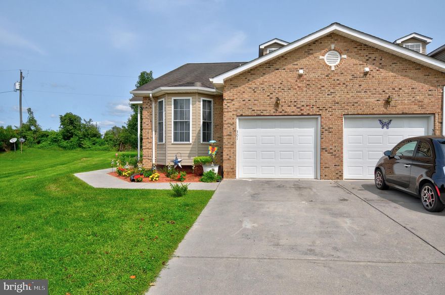 WELL MAINTAINED DUPLEX IN WOODSTOCK.  CLOSE TO HOSPITAL, SHOPPING, SCHOOLS. LIBRARY, GREAT RETIREMENT HOME OR FOR THE FAMILY.  HOME OFFERS BACK DECK WITH FENCED YARD FOR THOSE PETS OR CHILDREN.   CLOSE TO THE WOODSTOCK PARK.  MOVE IN READY!!!! COME SOON WON'T LAST LONG!!!!