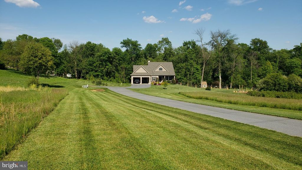 Photo of 105 Monument Drive, ELIZABETHTOWN, PA 17022 (MLS # PALA2068112)