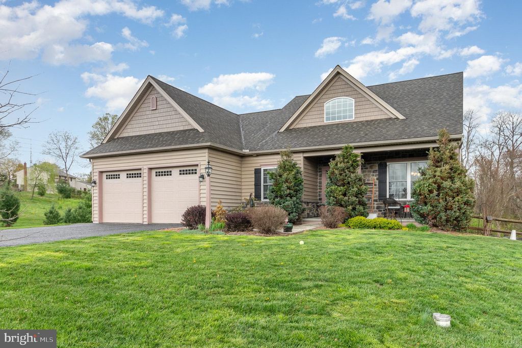 Photo of 105 Monument Drive, ELIZABETHTOWN, PA 17022 (MLS # PALA2068112)