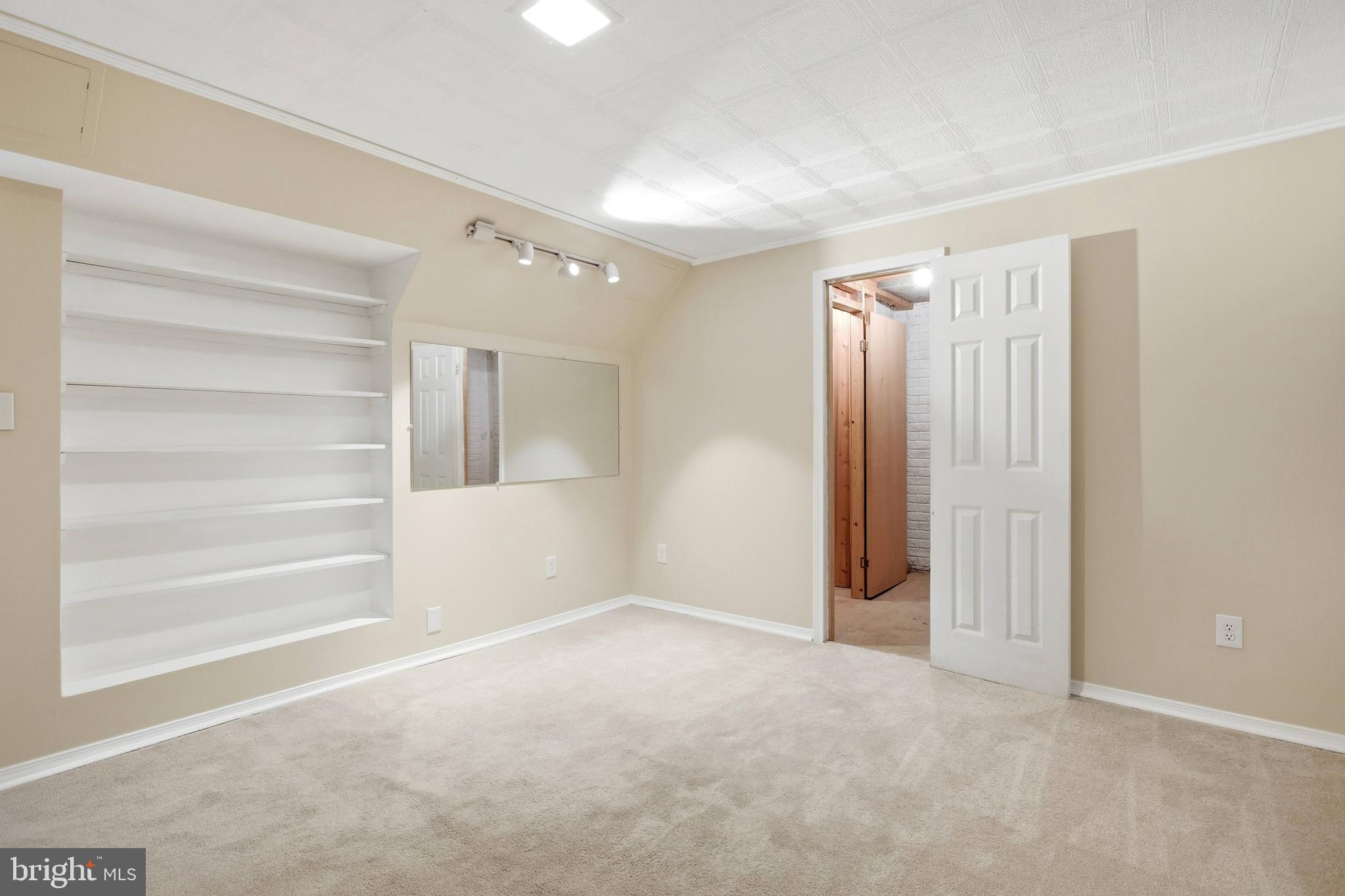 WESTWOOD MANOR COURTS - Residential