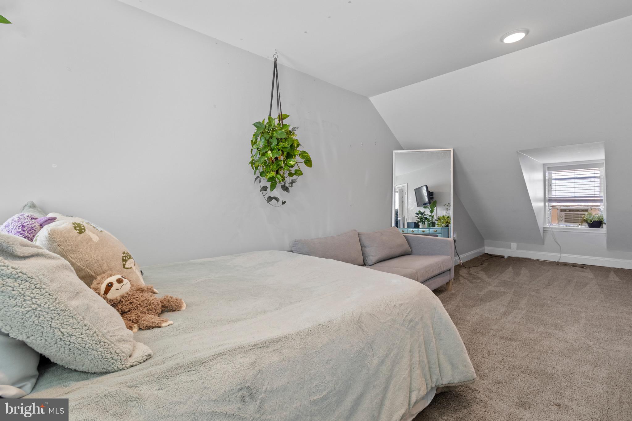 HOLLINS MARKET - Residential