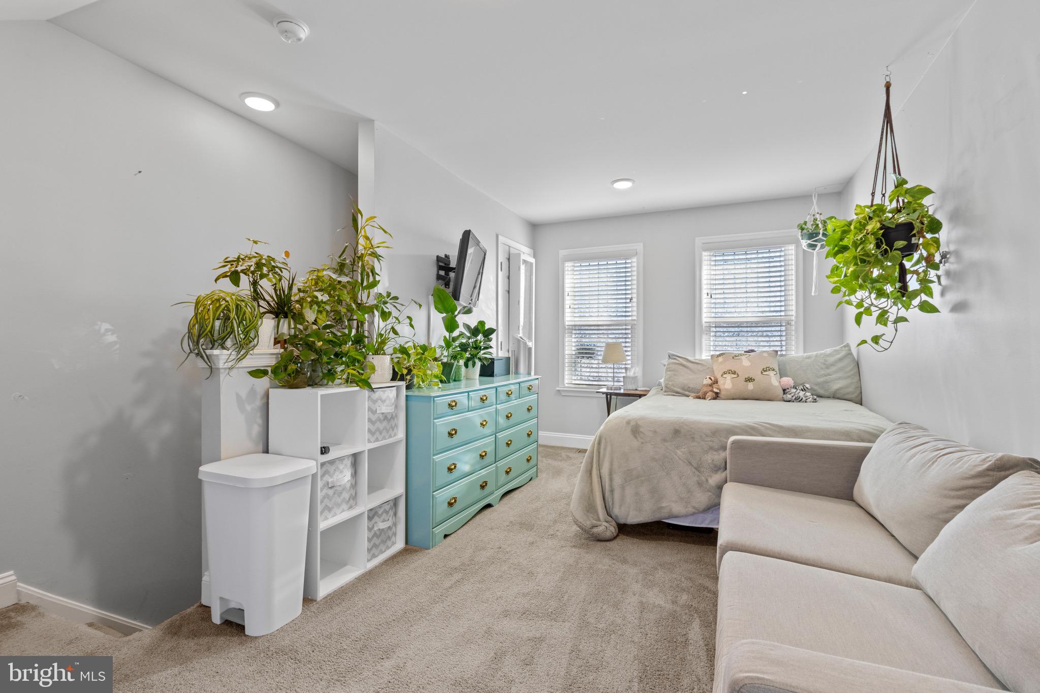 HOLLINS MARKET - Residential