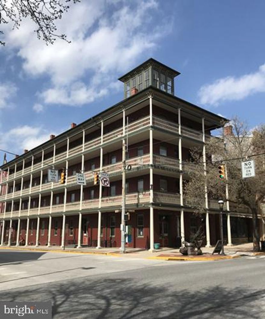 Half off 1st Month's Rent if lease signed by 2/15!!!   1 bedroom, 1 bath apartment in the Historic National House building. Living/dining room combo and updated kitchen. Walk-in closet off bedroom, stackable washer/dryer and CAC. Steps away from Central Market, restaurants and nightlife. No pets and no smoking indoors.