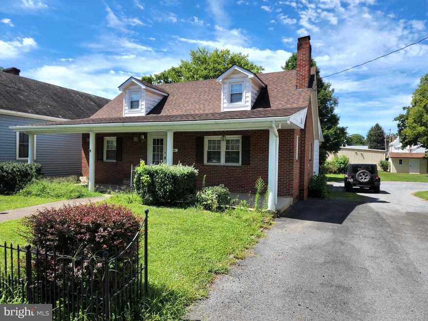 THIS CHARMING, SPACIOUS BRICK HOME SITS IN THE MIDLE OF TOWN FOR SUCH CONVENIENCE! VERY WELL MADE AND HAS BOTH A LIVING ROOM AND LARGE FAMILY ROOM! THE BRICK CONSTRUCTION ALLOWS FOR NO TRAFFIC NOISE AND LOW UTILITY BILLS! LAUNDRY ROOM IS ON THE MAIN FLOOR. DINING ROOM ADJOINS THE KITCHEN AND FAMILY ROOM TO MAKE ENTERTAINING EASY! NICE STORAGE SHED WITH CONCRETE FLOORIN THE BACKYARD. CLOSE TO GOCERY, COURTHOUSE, SCHOOLS, DR OFFICES AND RESTURANTS FOR YOUR NEEDS AND CLOSE TO FISHING, HIKING, PARKS, POOL, HUNTING, GOLF, THEATER, BOWLING AND MORE FOR YOUR ENJOYMENT!
