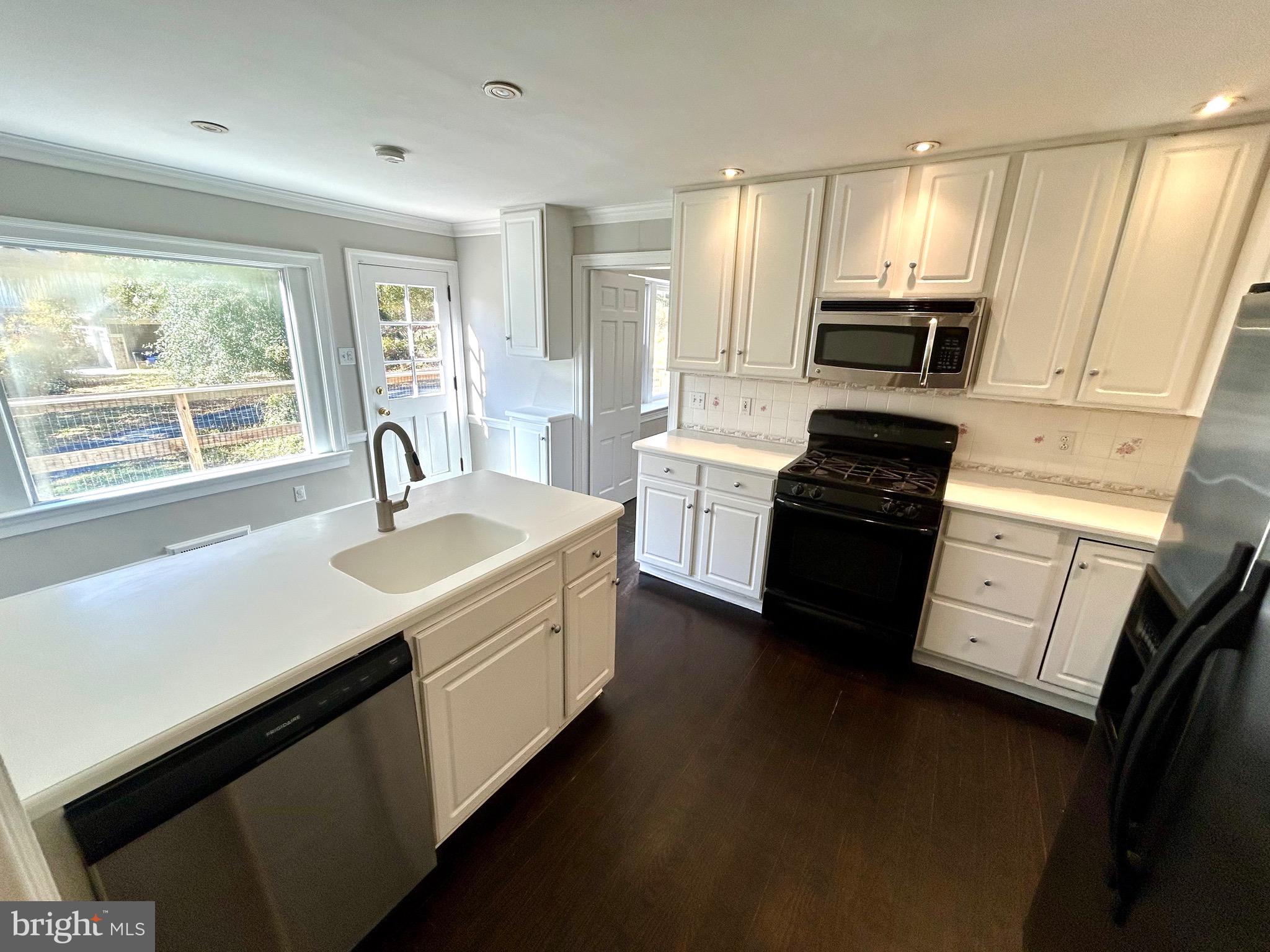 ASHWOOD MANOR - Residential Lease