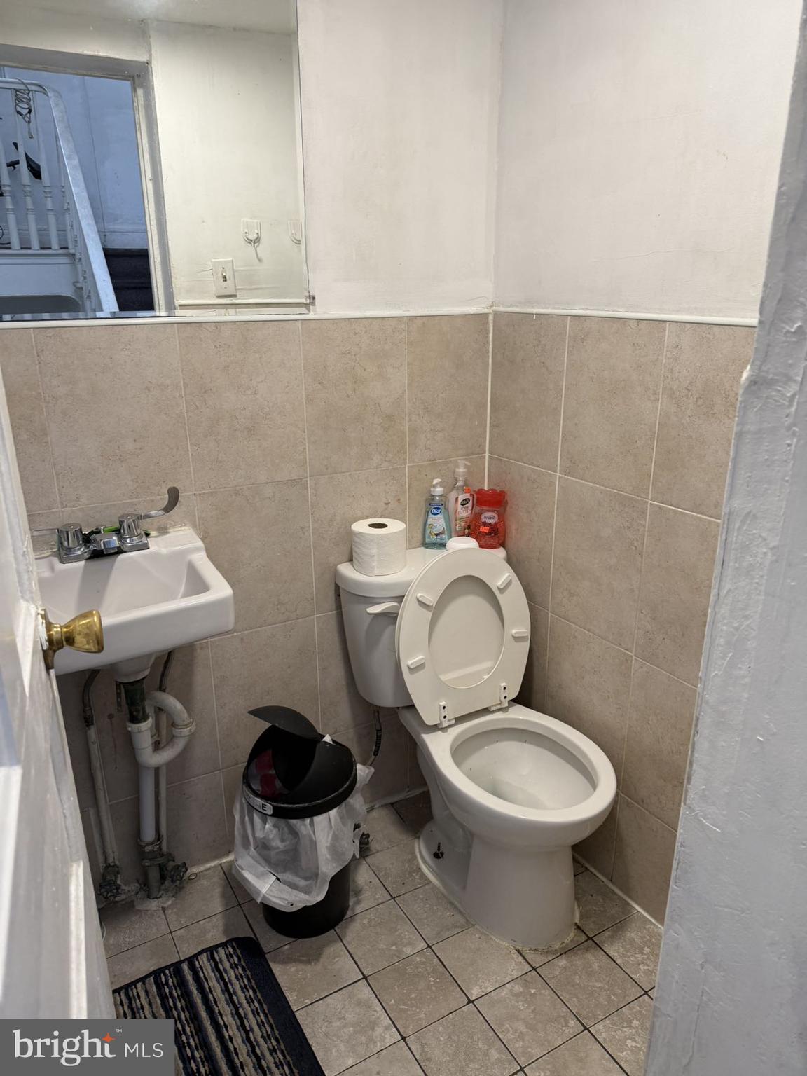 Main image without alt text