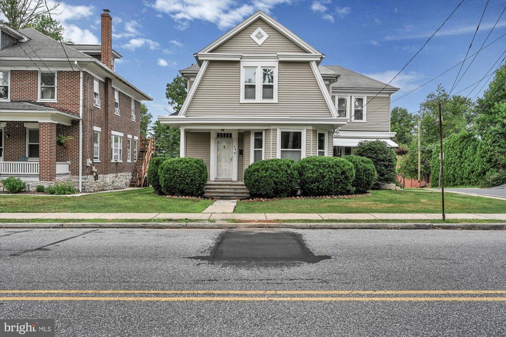 Photo of 441 E COLLEGE AVE, ELIZABETHTOWN, PA 17022 (MLS # PALA2034268)