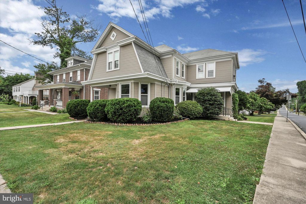 Photo of 441 E COLLEGE AVE, ELIZABETHTOWN, PA 17022 (MLS # PALA2034268)