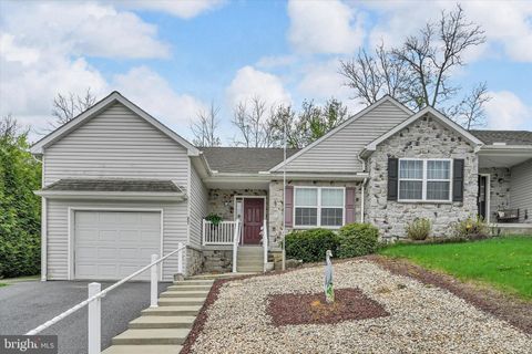 221 RED FERN DRIVE EAST EARL PA 17519