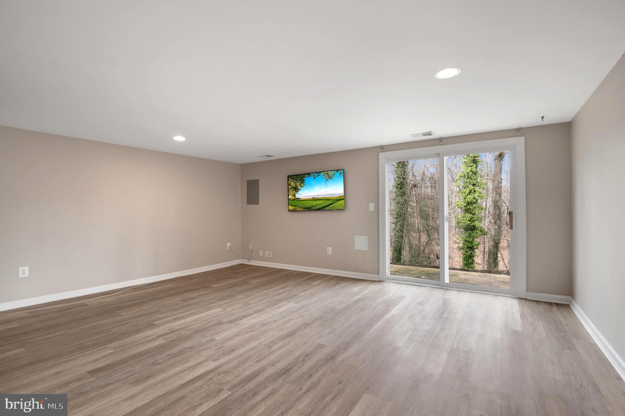 WHISPERING WOODS - Residential