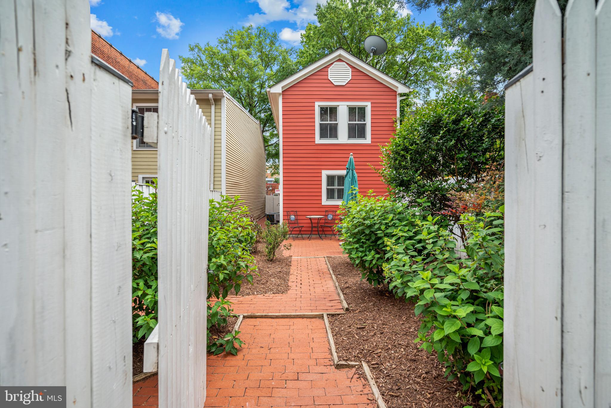 1107 QUEEN STREET
