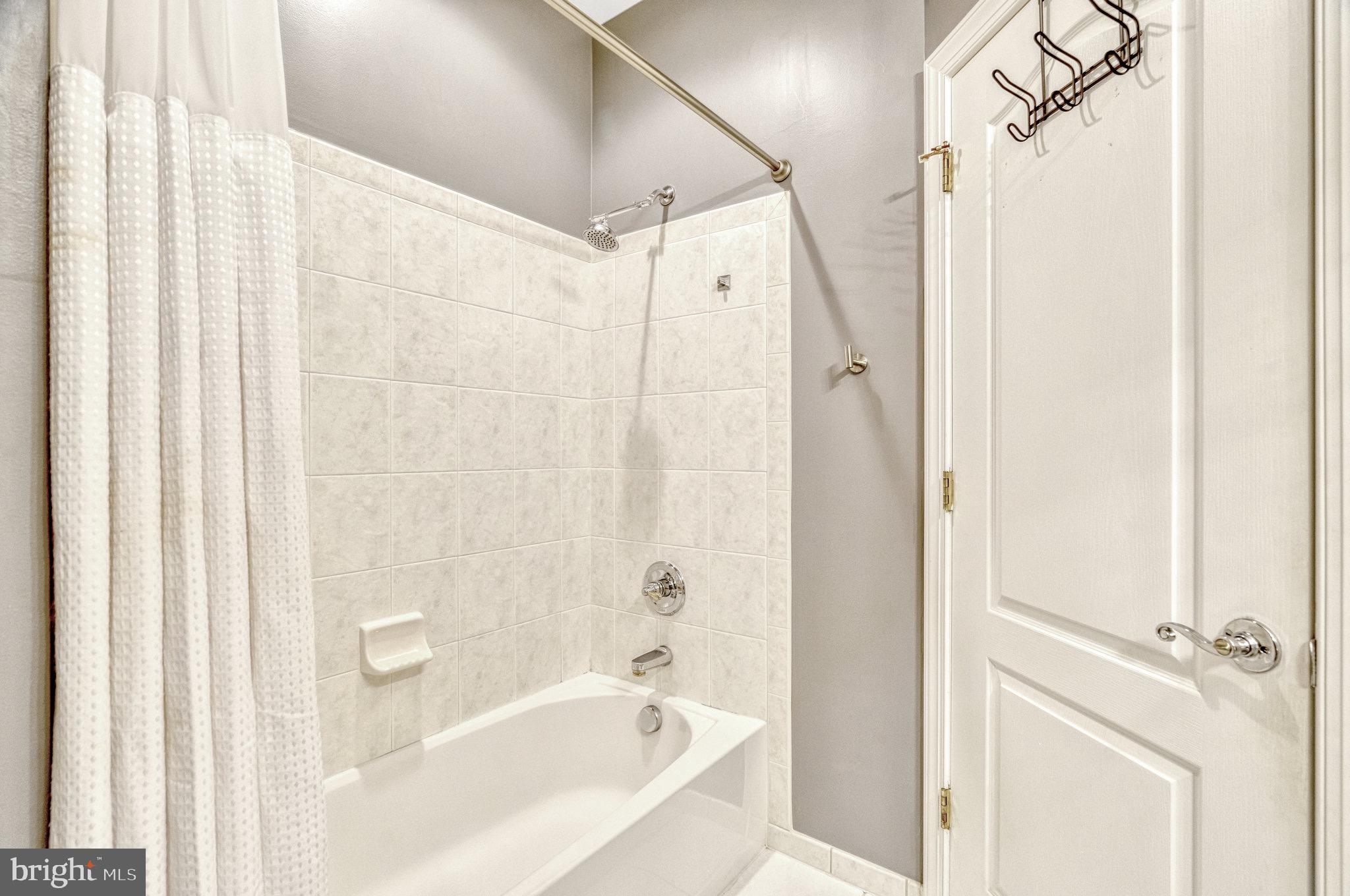 LANSDOWNE ON THE POTOMAC - Residential