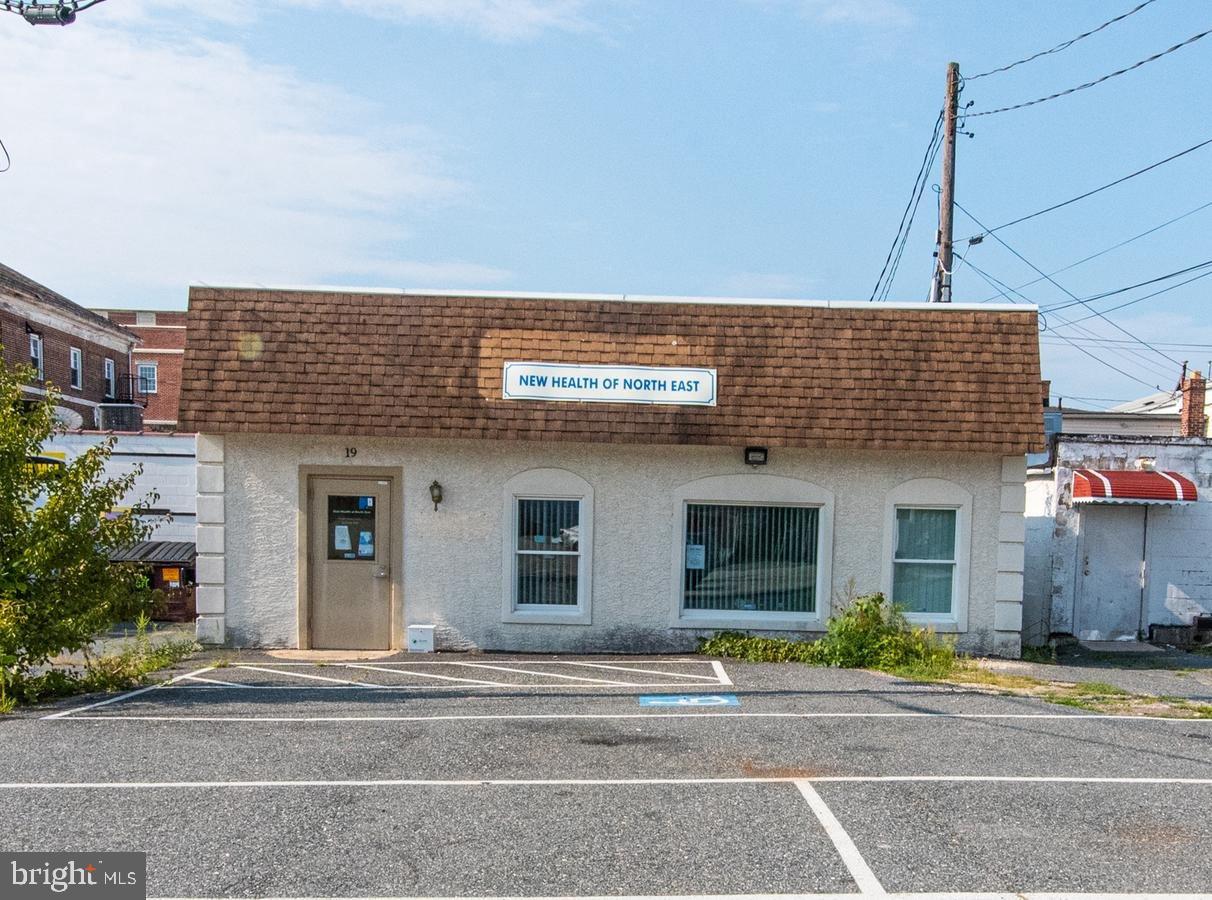 Discover the perfect office/retail space available for lease, offering 1600 sqft of fully built-out professional services office space. This highly desirable end cap location features two bathrooms, a kitchenette, and a handicap ramp for accessibility. With an excellent signage opportunity and convenient parking proximity, your business will benefit from increased visibility and ease of access. Please note that the lease rate does not include utilities, property expenses, or building services. Contact us today to schedule a tour and see how this prime space can meet your business needs!