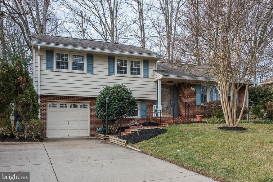 MUST SEE! Spacious 3LVL 3BD 2.5BA home in Springfield. Gourmet Ktc w/ SS appliance, granite countertops, tons of cabinet space. Bright Liv Rm w/ fireplace. Sep. Din Rm. Cozy Fam Rm w/ gas woodstove & access to full bath & patio. 3 Large BD's w/ tons of closet space. Rec Rm w/ built-ins. Garage has workshop space. Fully fenced bkyrd. Close 2 major rds, metro, buses. Close to shopping, dining & more