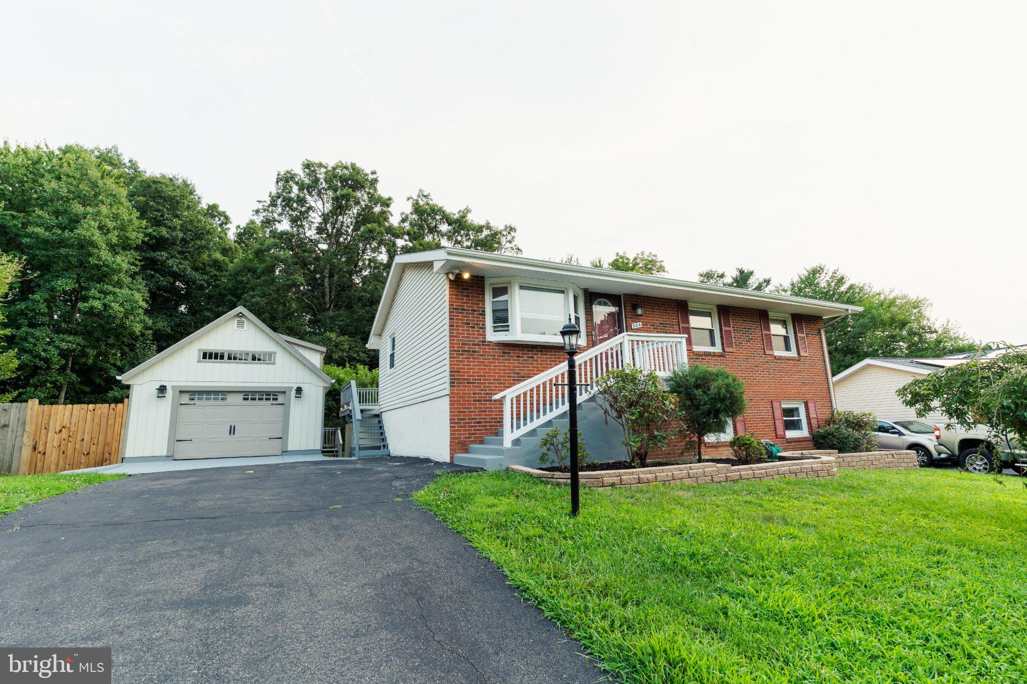 904 E ROANOKE ROAD E
