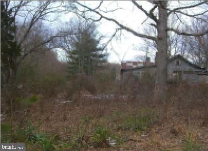 Great Potential to build your own, your way -- value in the Land --  uninhabitable house -- DO NOT ENTER PROPERTY -- ENTER AT YOUR OWN RISK -- Septic and well records unknown (septic has wood cover on it -- DO NOT WALK ON IT).
Located just minutes from town of Culpeper just off Eggbornsville Road (522).  All offers considered -- Owner eager to sell.