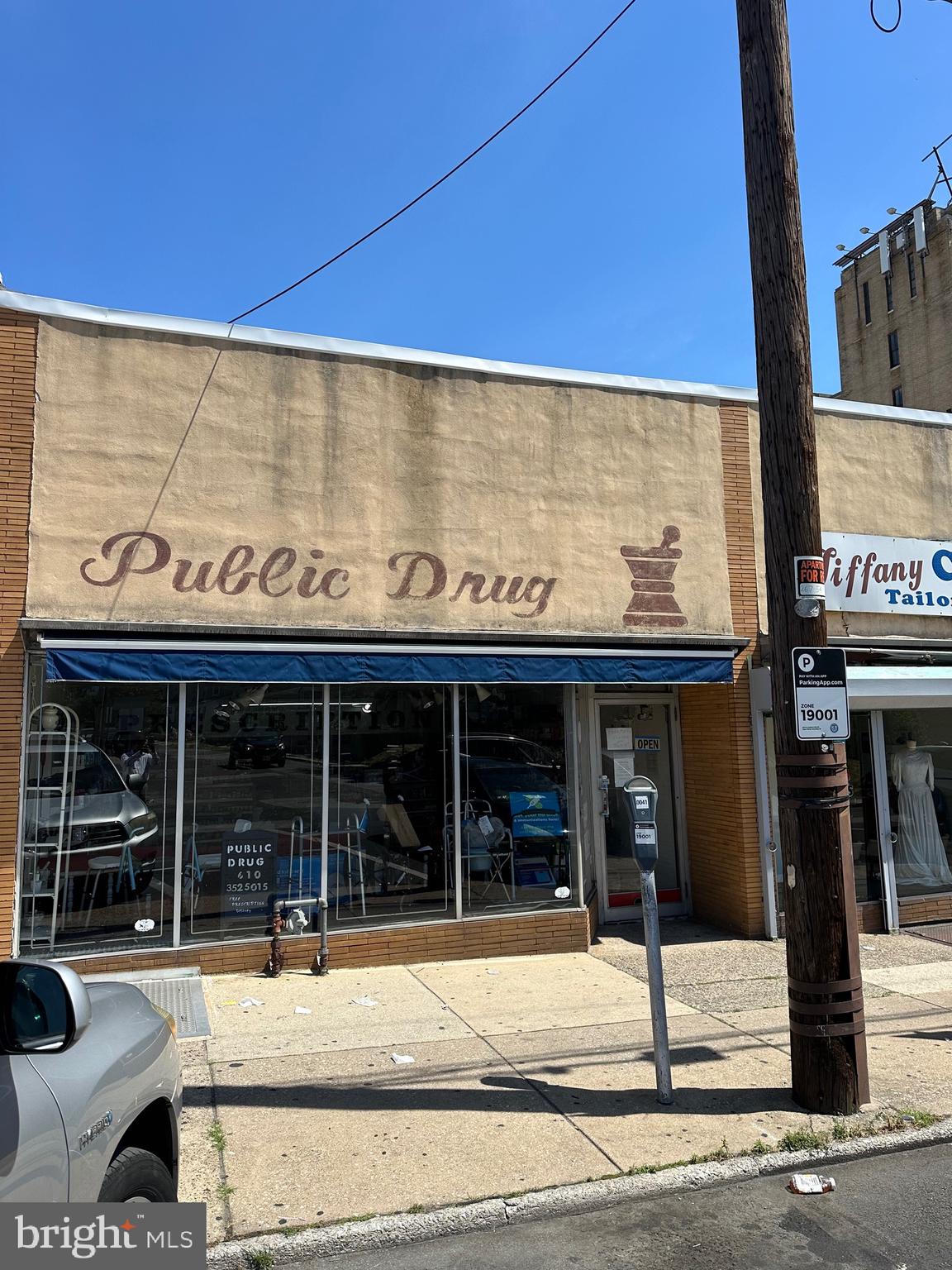 Main image without alt text