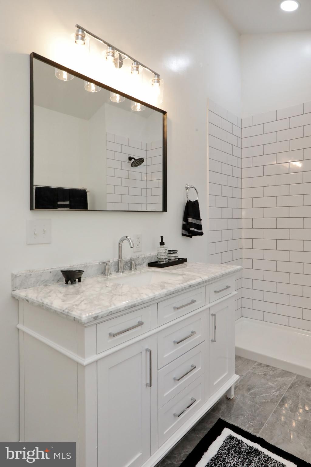 ANNAPOLIS WOODS ESTATE - Residential