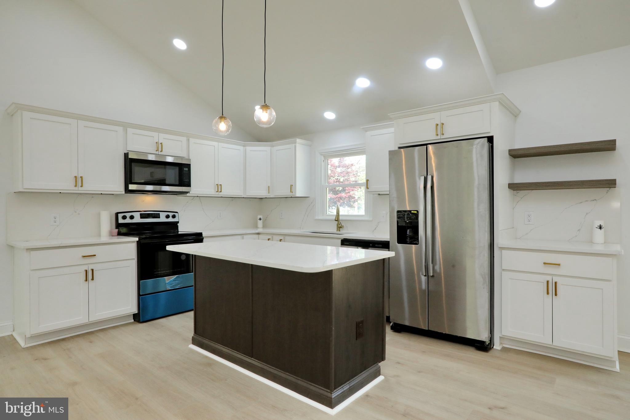 ANNAPOLIS WOODS ESTATE - Residential