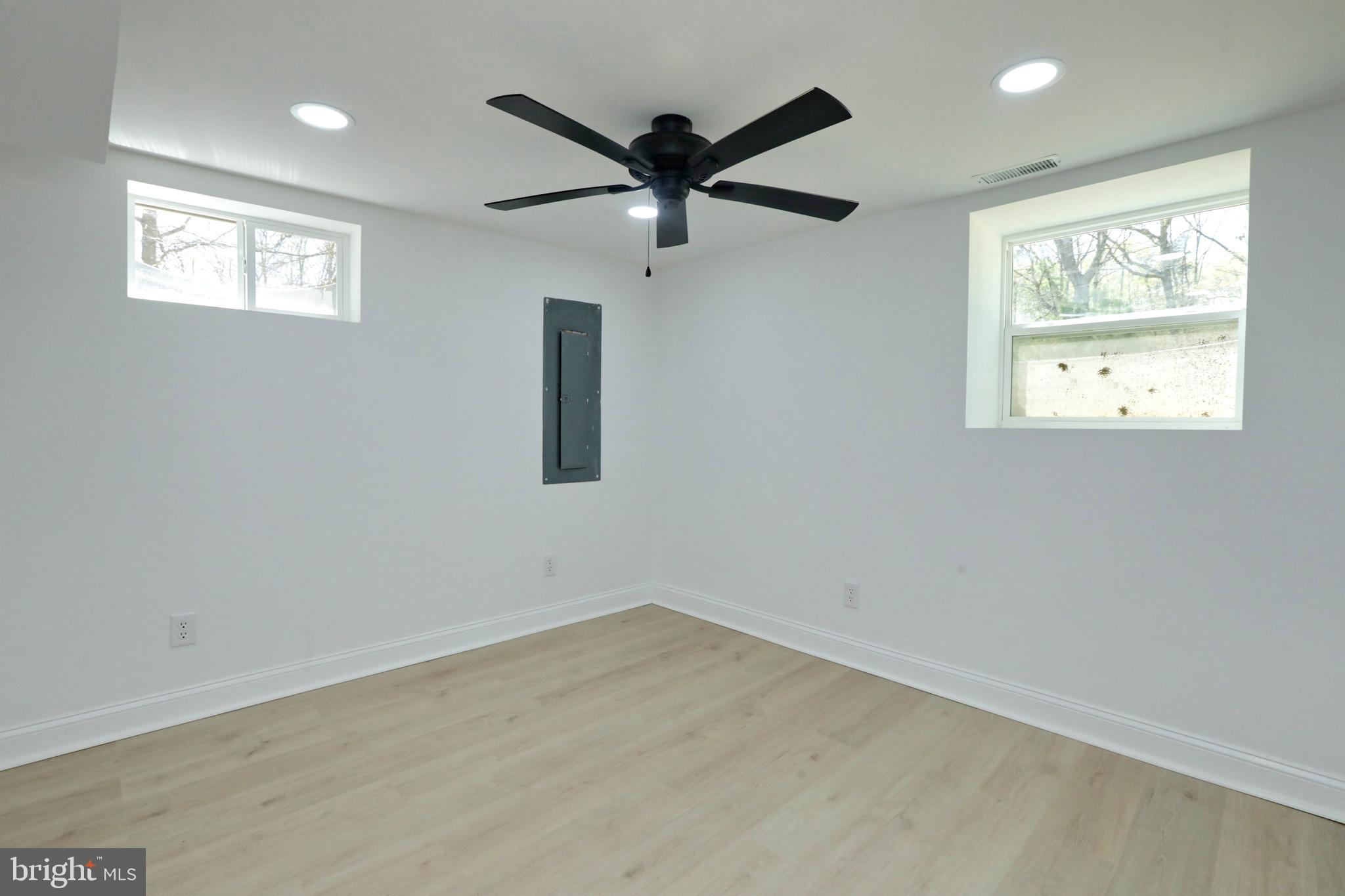 ANNAPOLIS WOODS ESTATE - Residential