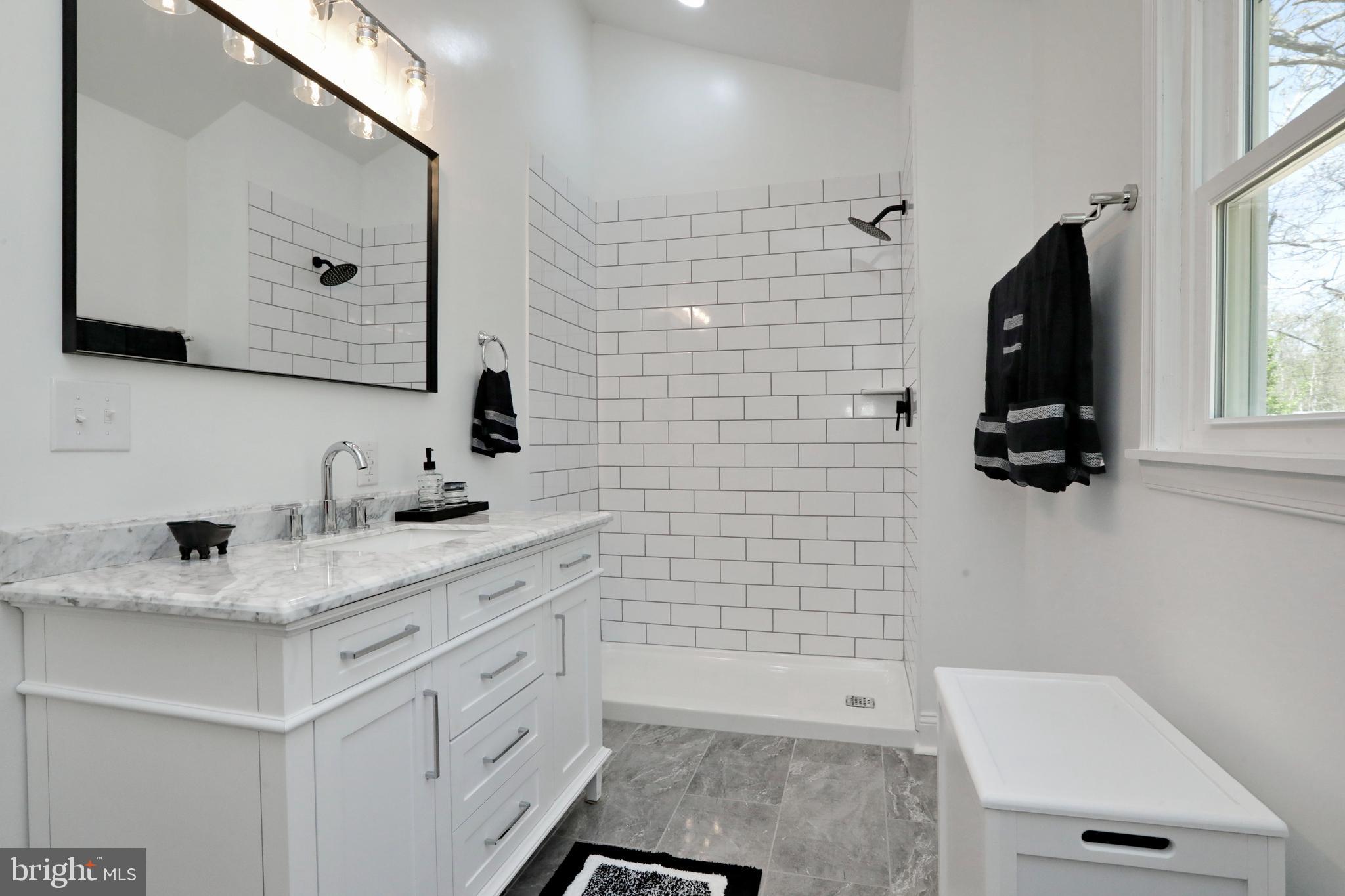 ANNAPOLIS WOODS ESTATE - Residential